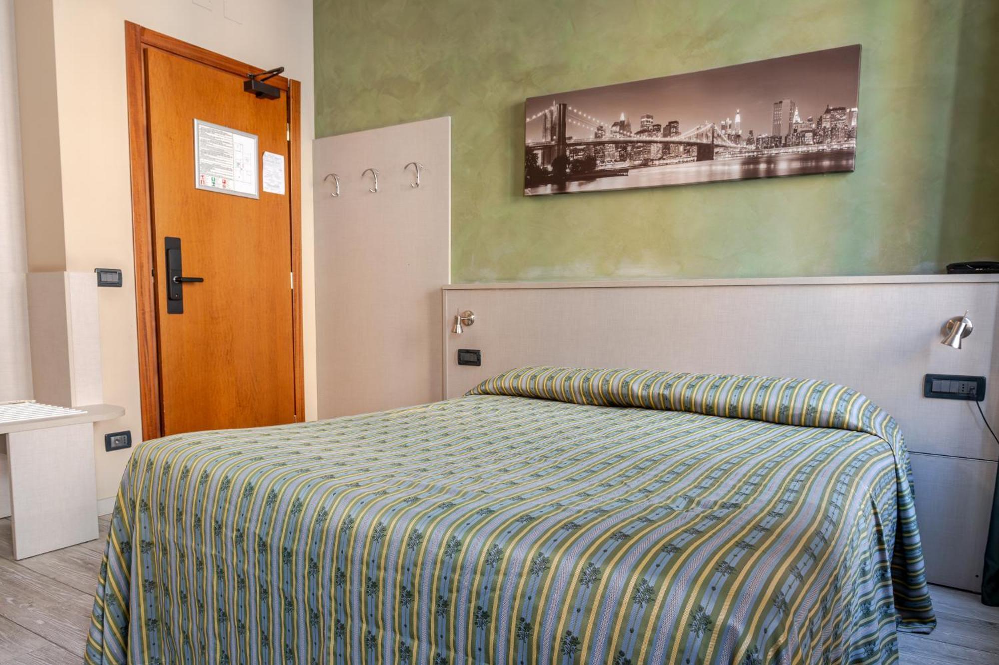 Hotel Posta - 3 Stars - Comfortable Stay In Вентимилья Экстерьер фото
