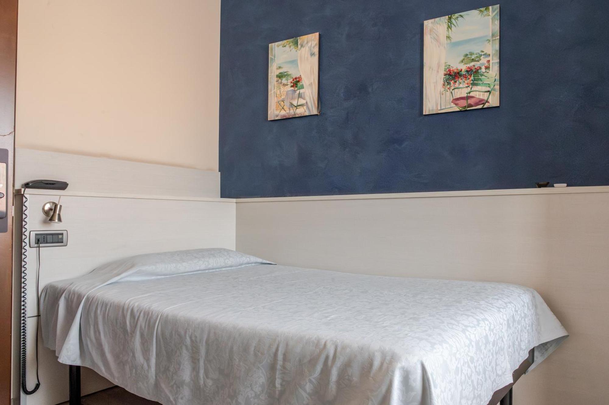 Hotel Posta - 3 Stars - Comfortable Stay In Вентимилья Экстерьер фото